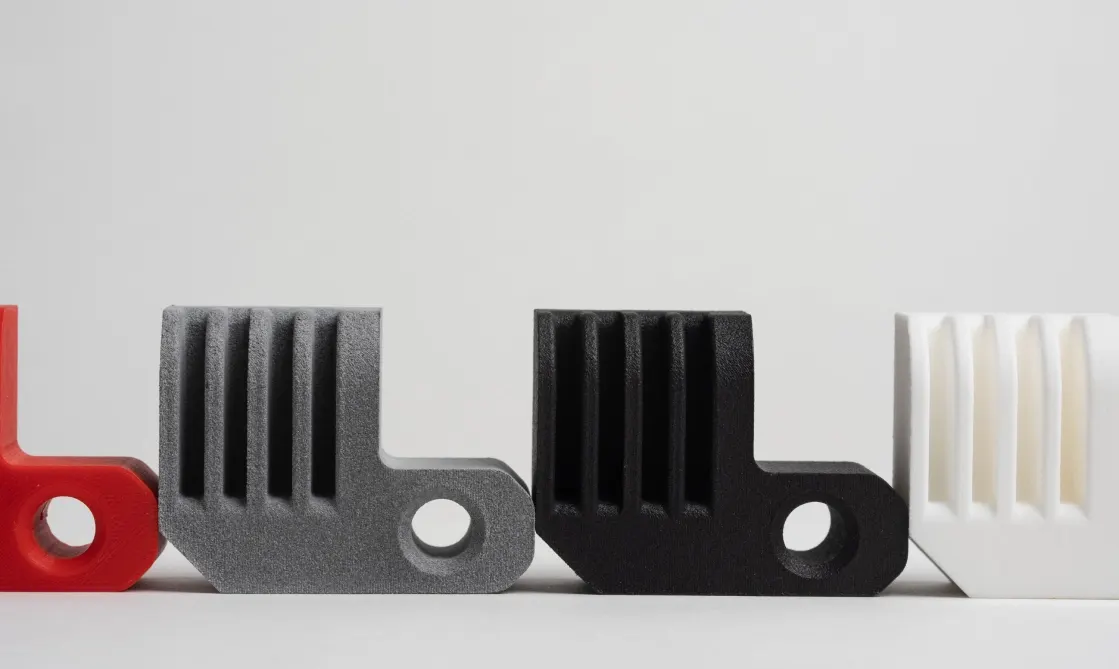 Prototypes d'une même pièce en plusieurs matières et couleurs